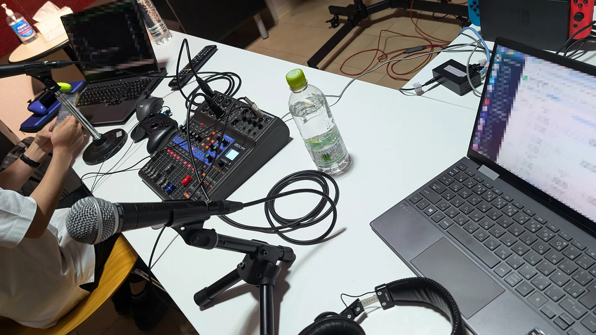 ミキサーをキャスター側に置いてミュート・音量調整ができるように